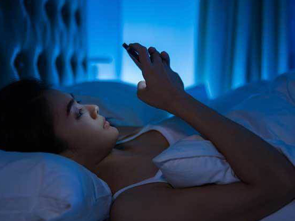 睡前床上關燈玩手機後果嚴重 網民：「玩到失眠、眼要做手術」