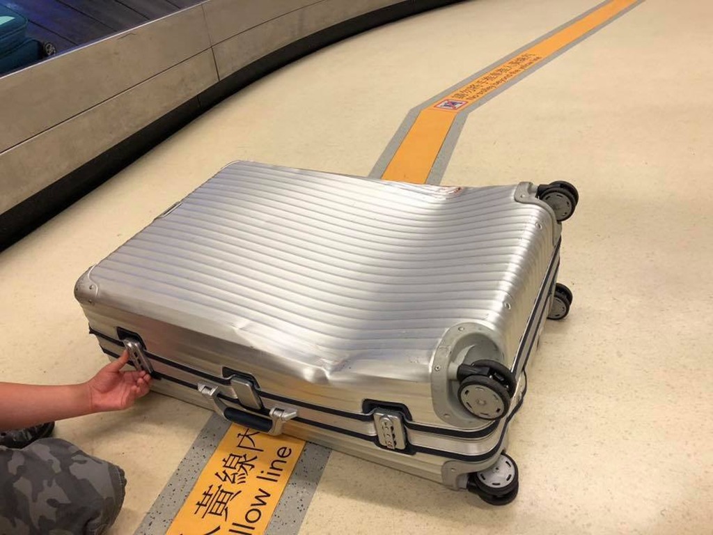 Rimowa 行李箱被掟到變形？航空公司拒賠回一句「很正常」