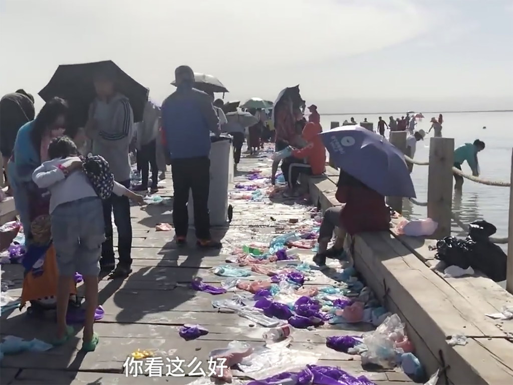 青海天空之鏡變垃圾崗  中國遊客亂丟鞋套 