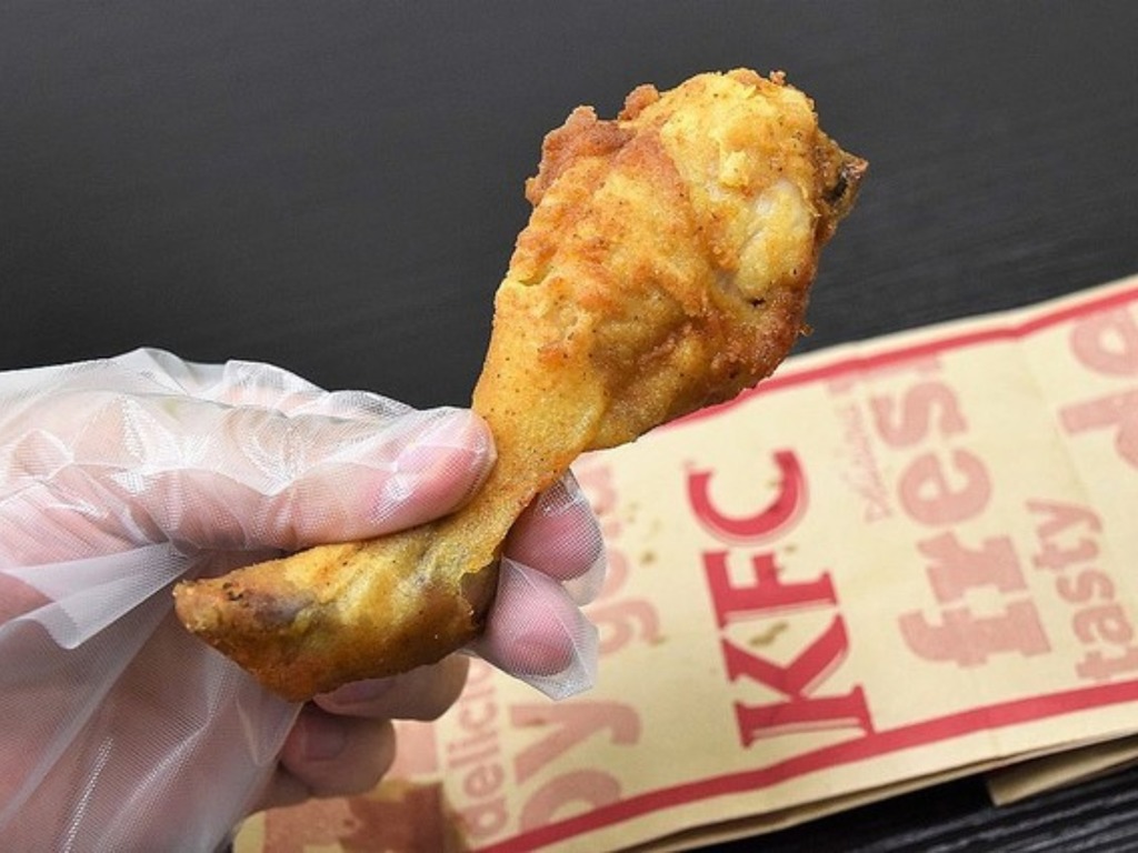 日本 KFC 食雞必備「三指套」！ 空出兩指玩手機