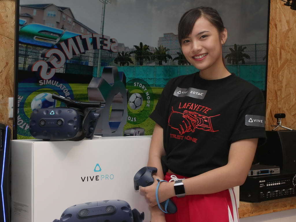電競音樂節力推 VR 電競！泰國美女選手率先表演 Beat Saber 光劍舞