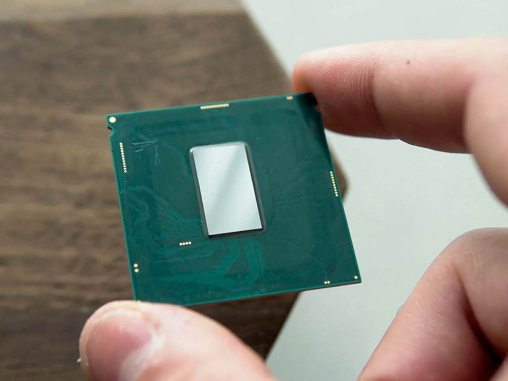 Intel 九代 8 核 Core i9 內部金屬焊接！並非散熱膏填充