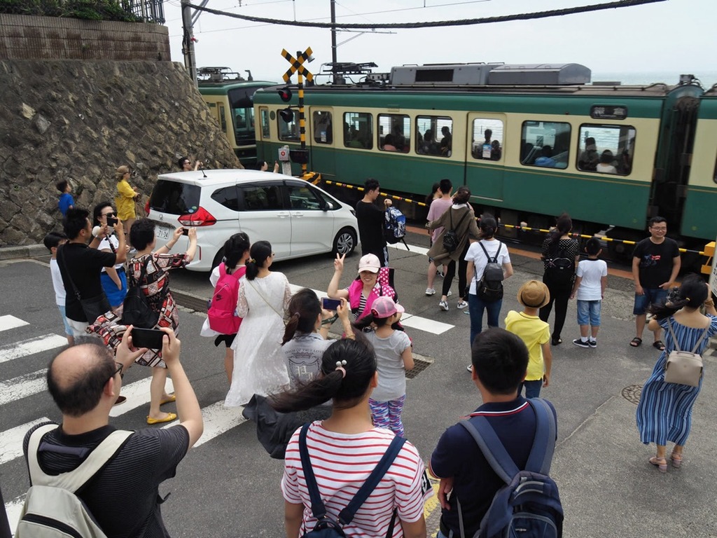 日媒指中國遊客太多成「觀光公害」 《男兒當入樽》鐵道口變重災區