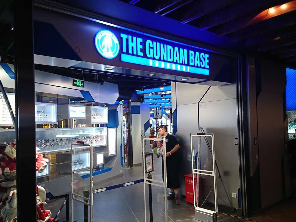 Gundam Base上海官方店 站在上海浦東新區的高達
