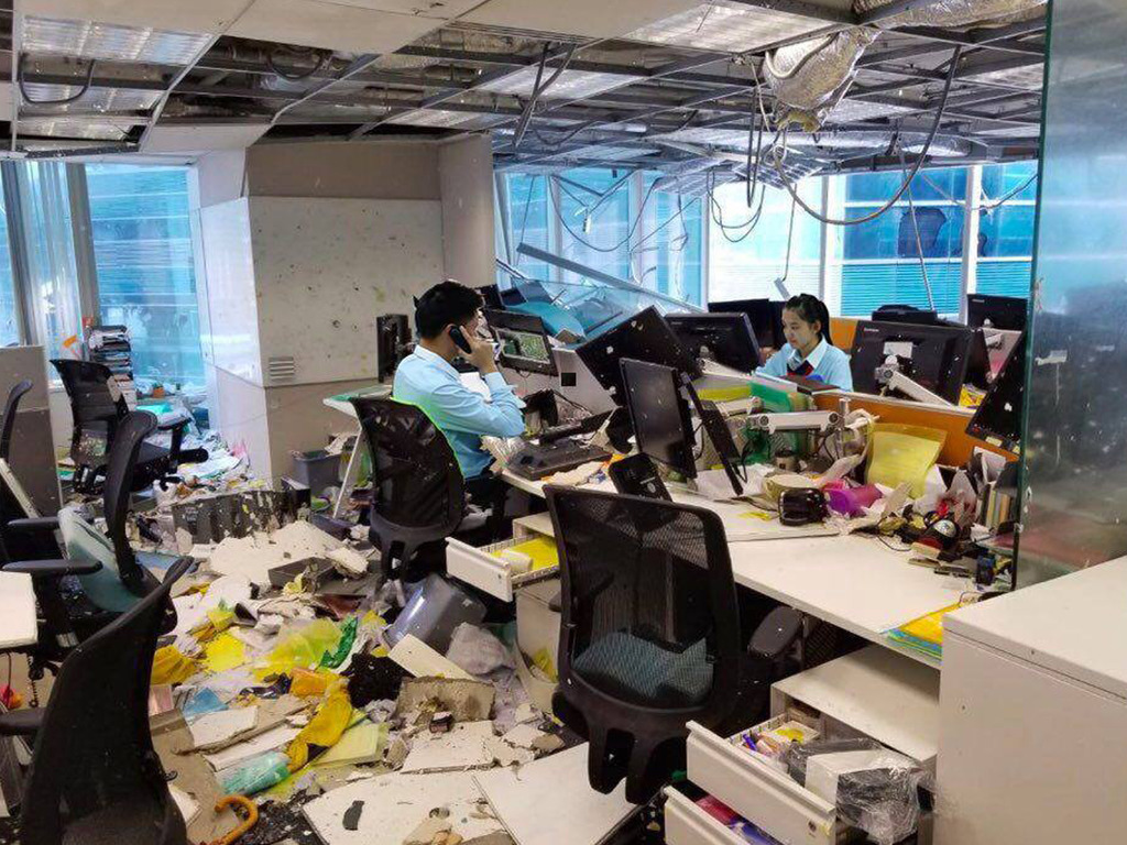 颱風山竹摧毀辦公室 同事淡定安坐繼續開工？網民質疑：背脊有綠光