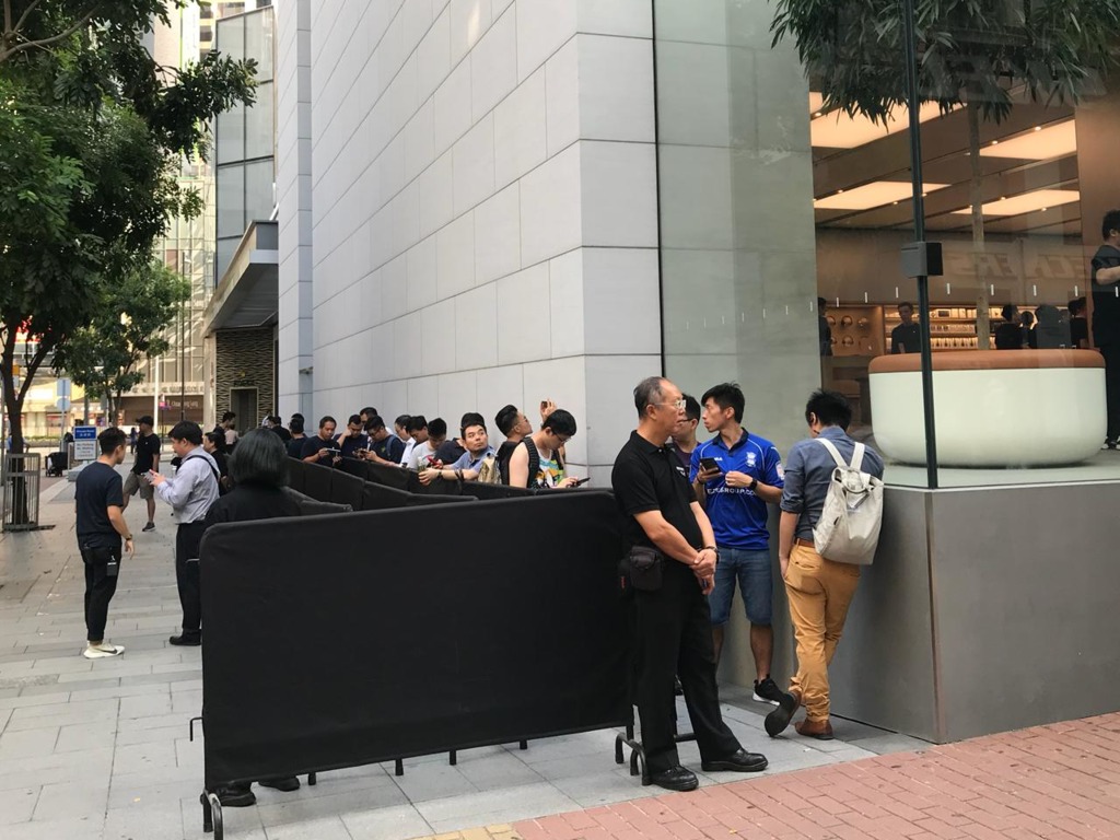 iPhone XS Max 開賣有燶味？Hysan 店外「第一口炒價」僅＋＄200