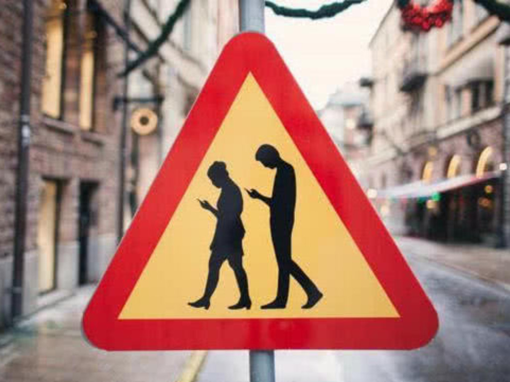 立陶宛立法禁過馬路用手機！低頭族末日？