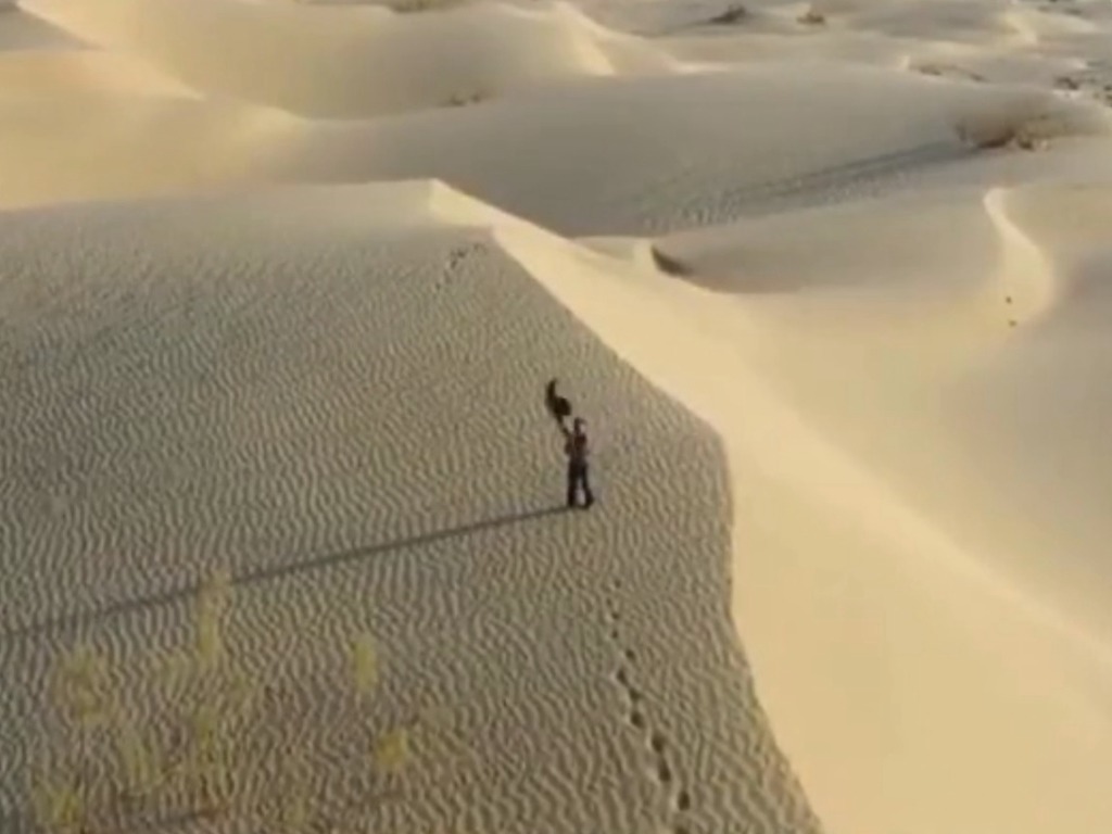 遊客在新疆塔克拉瑪干沙漠迷失方向 警察用無人機引路救出