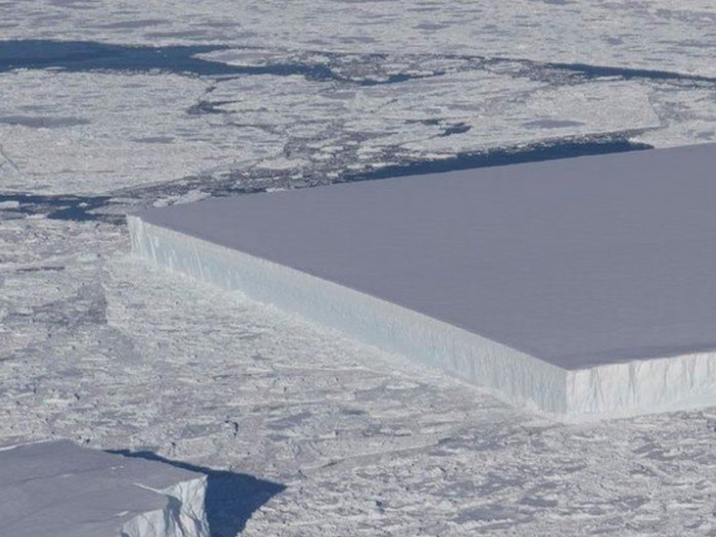南極出現罕見平頂冰山！網民：外星小朋友的勞作