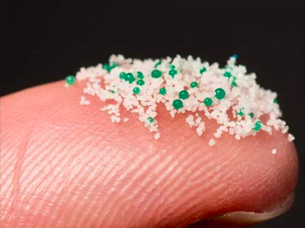 人類糞便首次驗出微膠粒！估計全球一半人口自食其「膠」