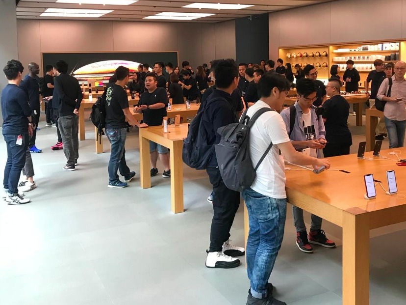 iPhone XR 開賣日「零抄風」！專門店外僅 10 人排隊「真用家」福音