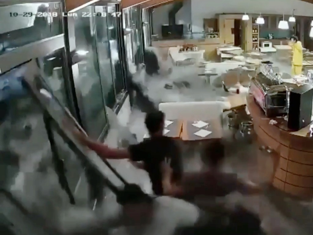 風暴吹襲意大利餐廳！員工人肉頂巨浪一瞬險被淹