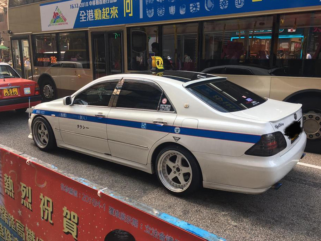 疑似日本的士在香港馬路上招搖 網民：深水埗見過，聽講車手好靚仔