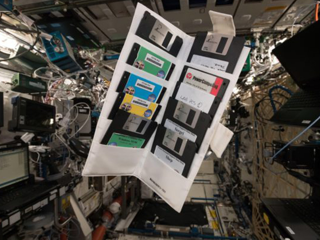 國際太空站找到大量 18 年前升空的「老古董」3.5 吋磁碟片