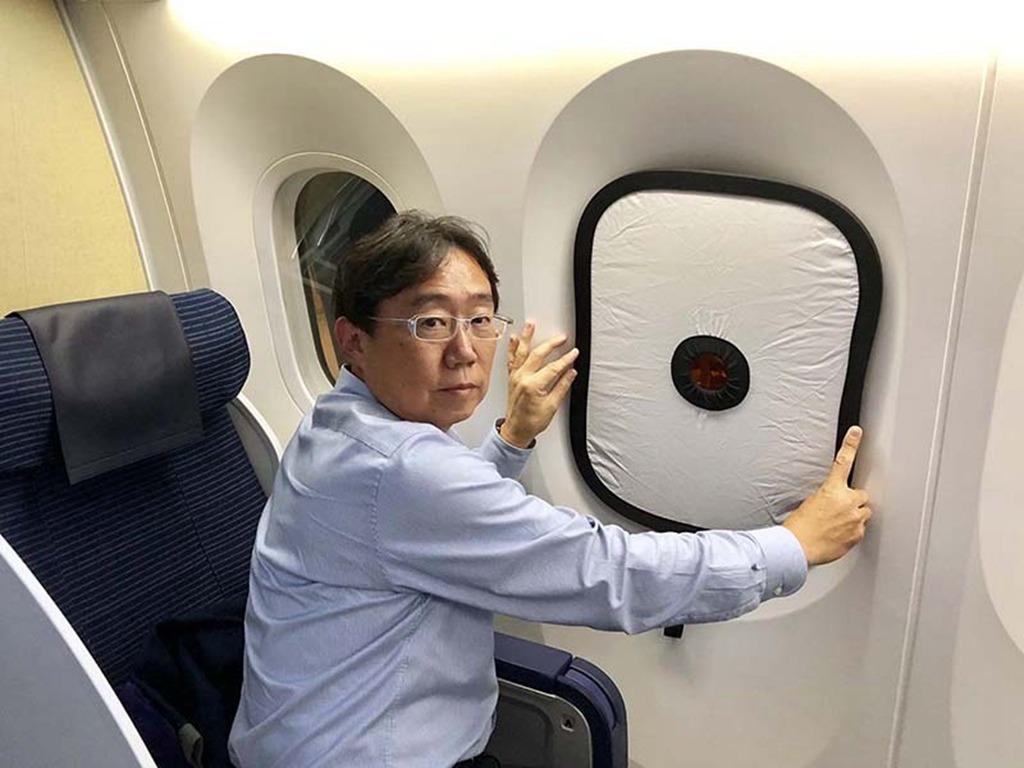 飛機拍攝風景必備？日本推出飛機窗專用防反光板 