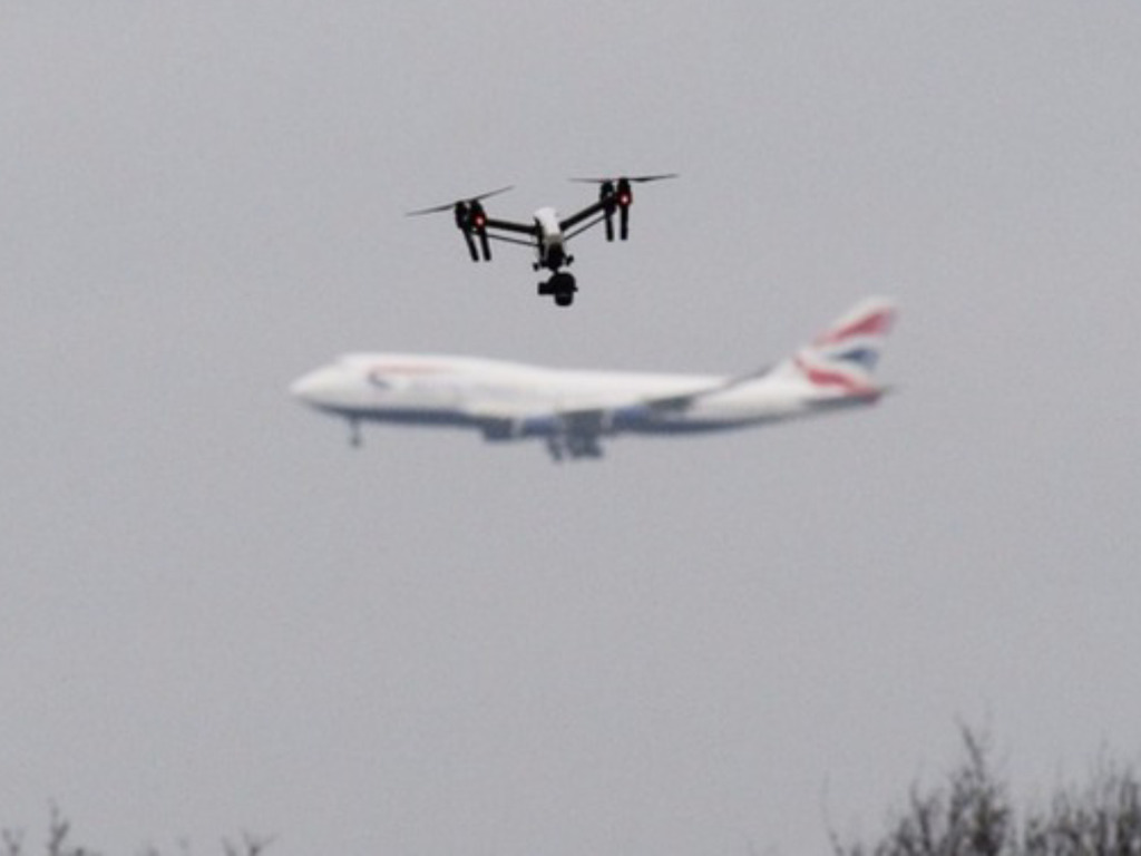 無人機持續大鬧英機場癱瘓升降！驚動英軍出動狩獵無人機