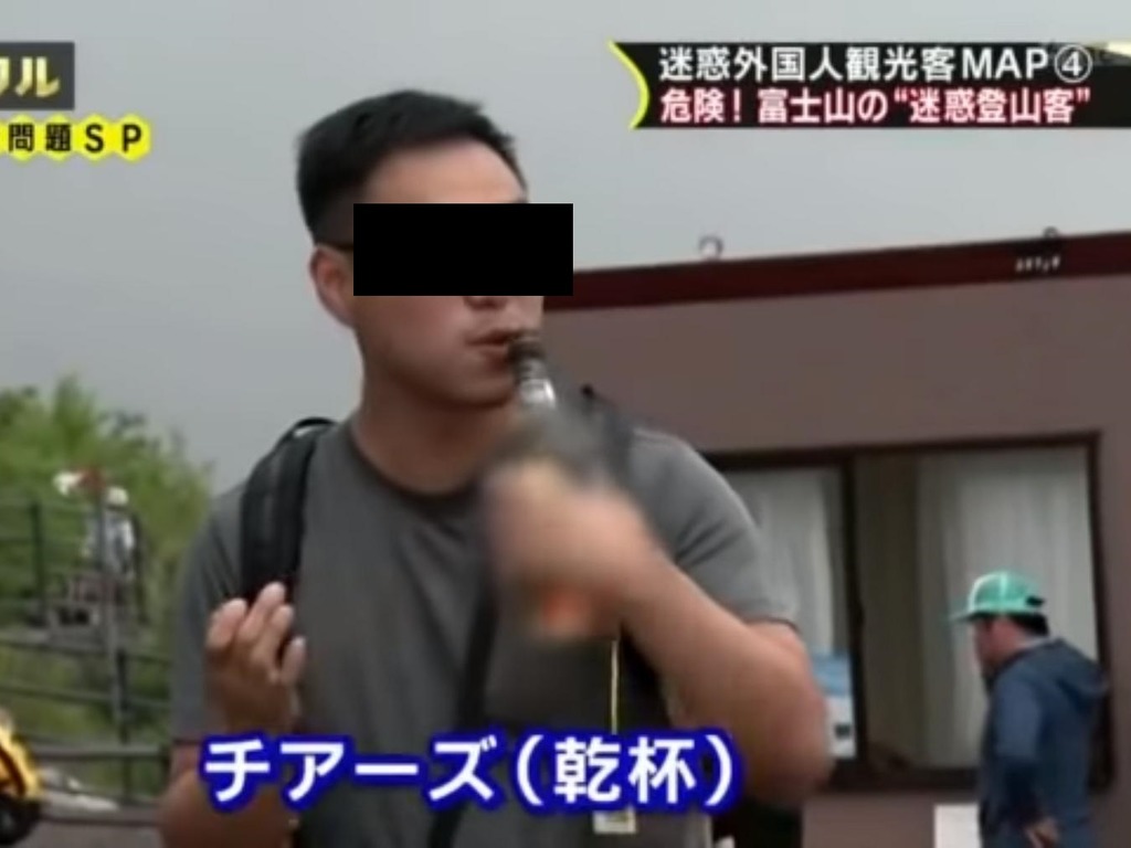 港遊客邊飲威士忌邊行富士山　被日本電視台視為「麻煩遊客」