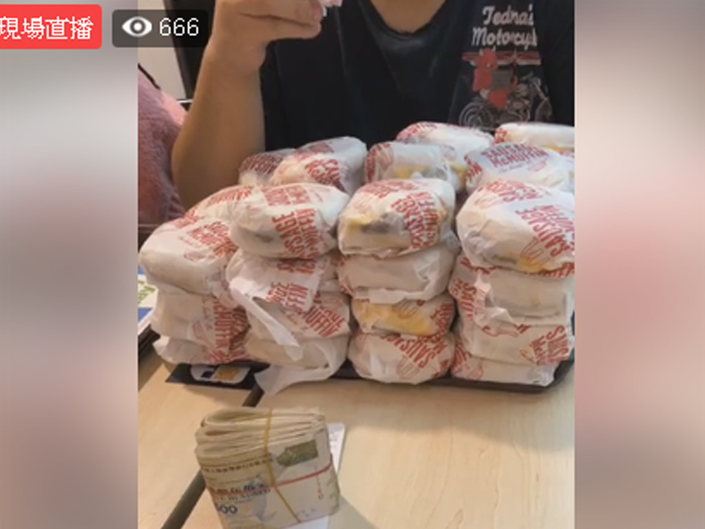 【麥當勞優惠】巴打直播挑戰 1 小時食 100 個豬柳漢堡包！獎金 $6 萬？