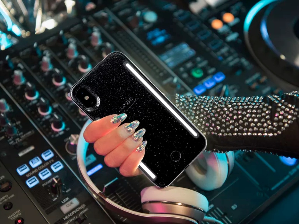 【CES 2019】夜蒲自拍必備 iPhone Case？LuMee Duo Vibes 識補光