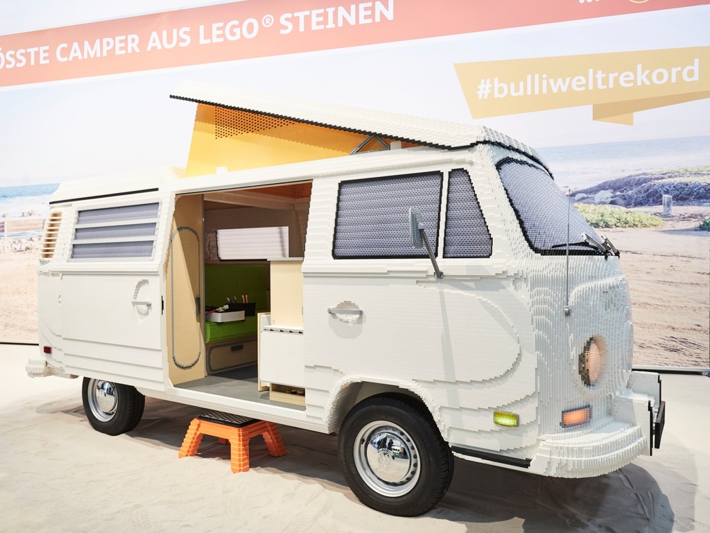 超像真 LEGO Volkswagen T2a！40 萬顆積木砌出掀頂露營車經典