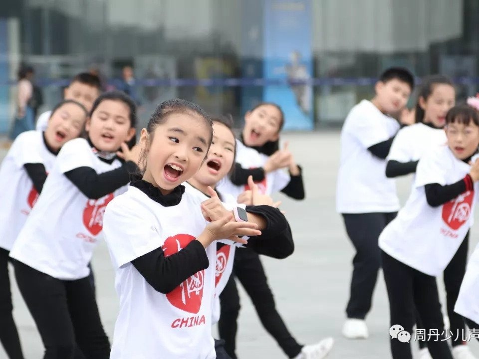 中港澳兒童合唱「華為是天下最美手機」！網民：把華為推進火坑