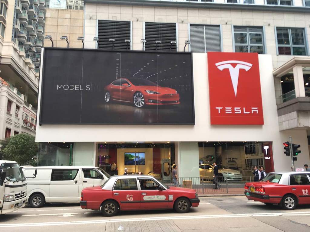 賣低價入門車 Tesla 棄實體店
