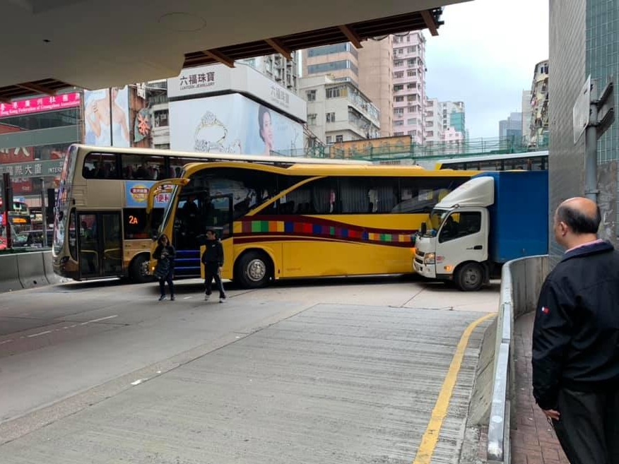九巴大巴貨車旺角爭轉彎「塞死」！網民：香港精神之執輸行頭慘過敗家
