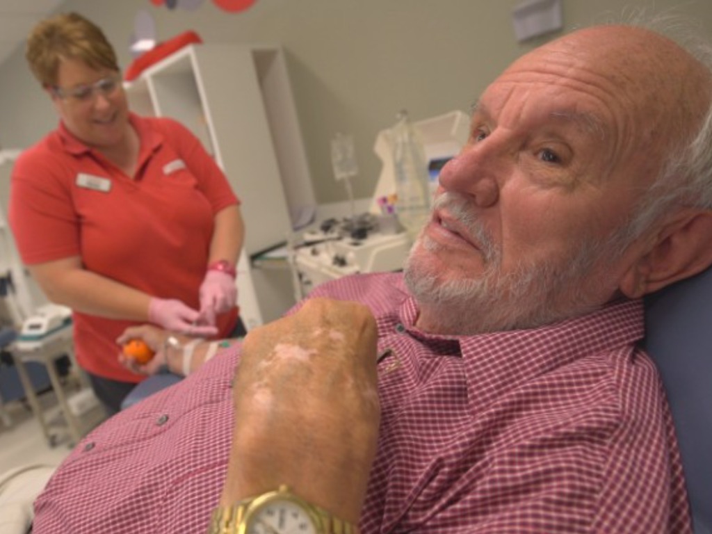 澳洲老翁血液含罕見病抗體！捐足 60 年血救 240 萬 BB
