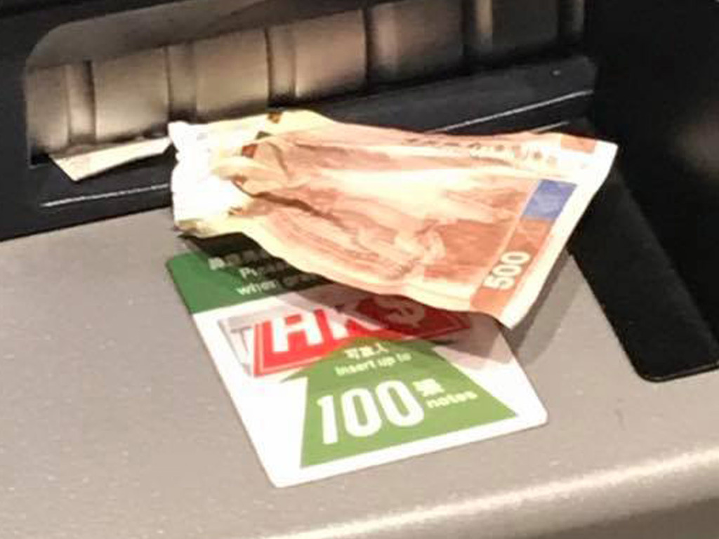 自動提款機「食錢」卡住 $500 現鈔 網民：ATM 有銀行電話號碼可以換返一張