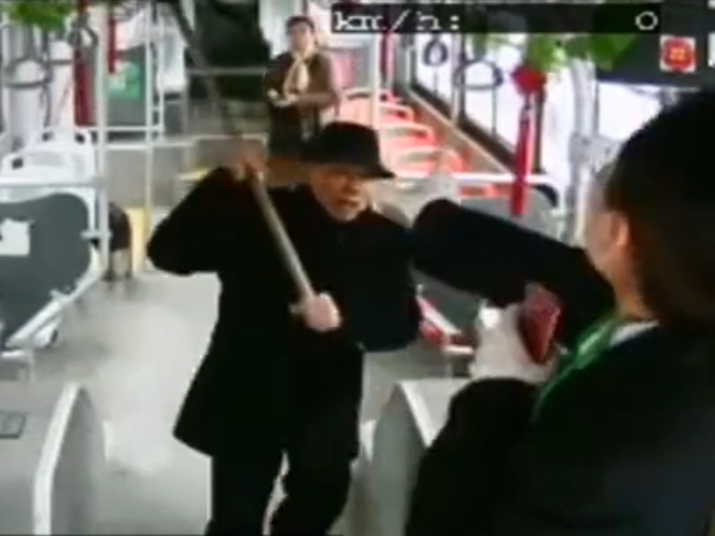 不滿被提醒帶長者證  84 歲老翁用拐杖暴打巴士女司機