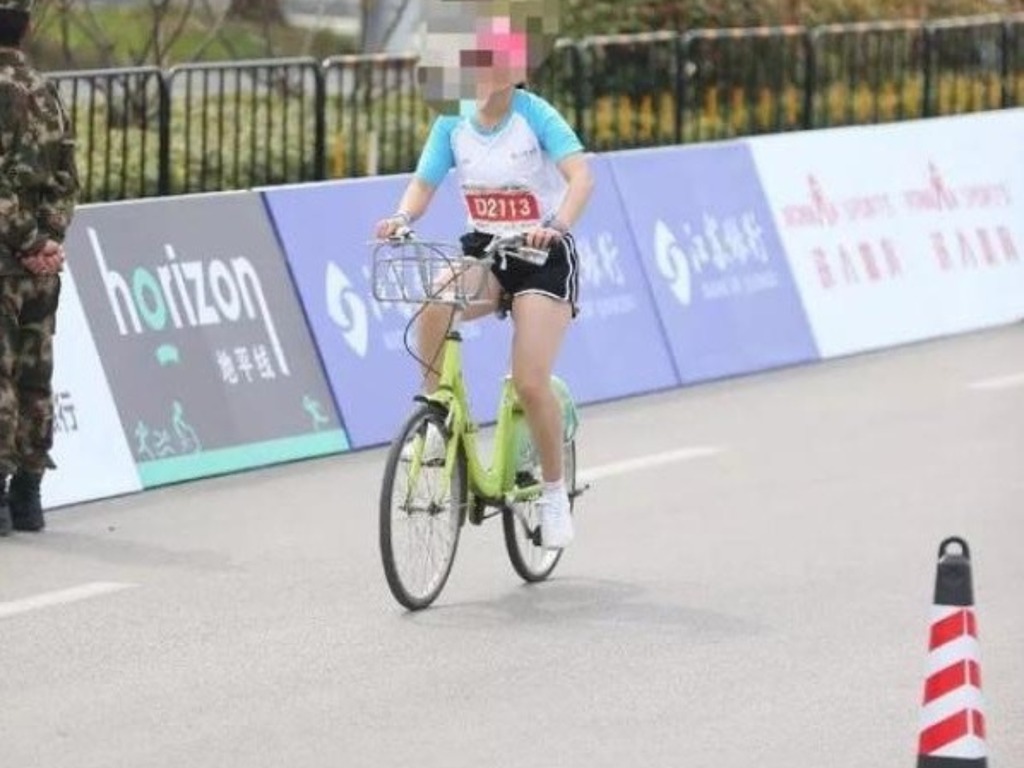 2019 徐州國際馬拉松驚現女選手踏單車參賽  被罰終身禁賽
