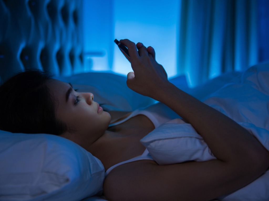 睡前玩手機不單影響睡眠質素  更有增加高血壓患癌風險
