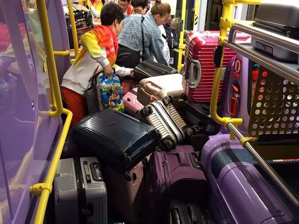 巴士通道塞滿行李！網民問「想行入去可以點做」