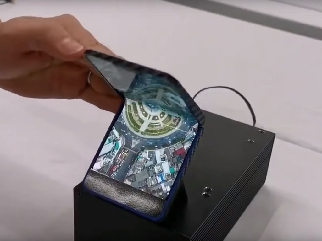 Sharp 摺屏手機似足 Motorola Razr 摺屏概念機？【有片】