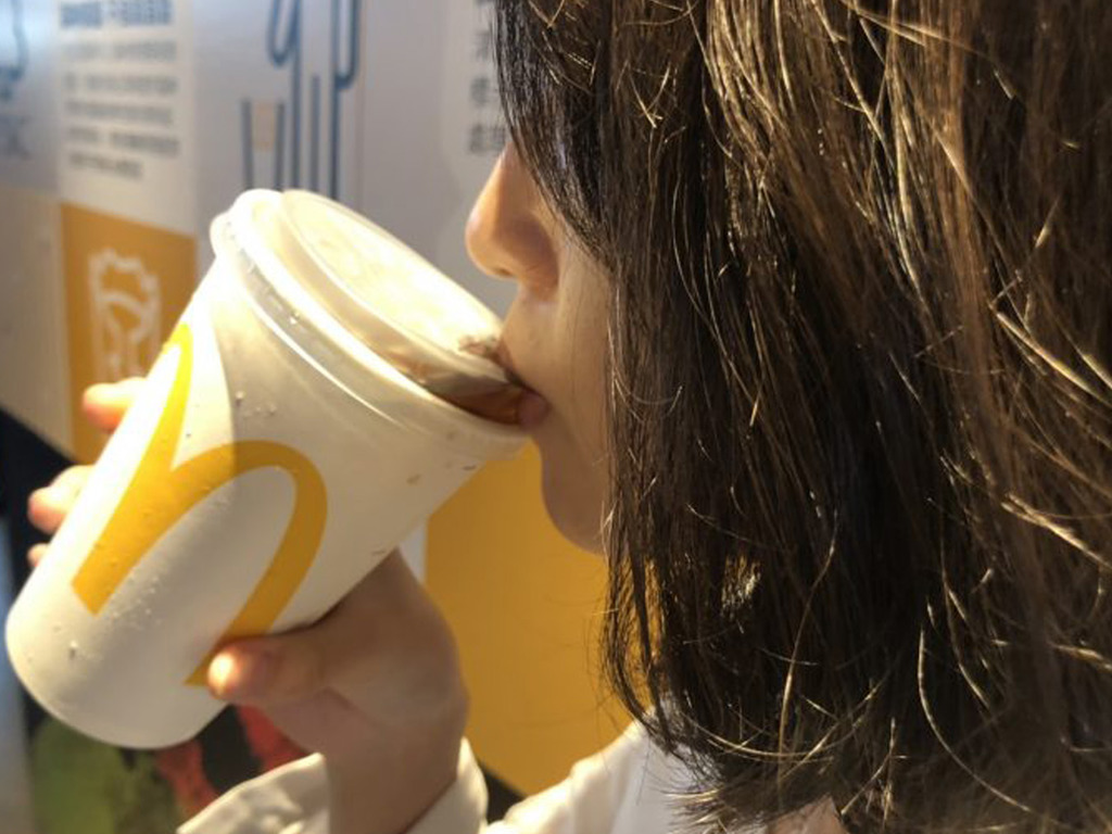 【走塑】台灣麥當勞推「冷飲杯蓋」取代「紅白飲管」網民：香港想慳錢，美其名環保