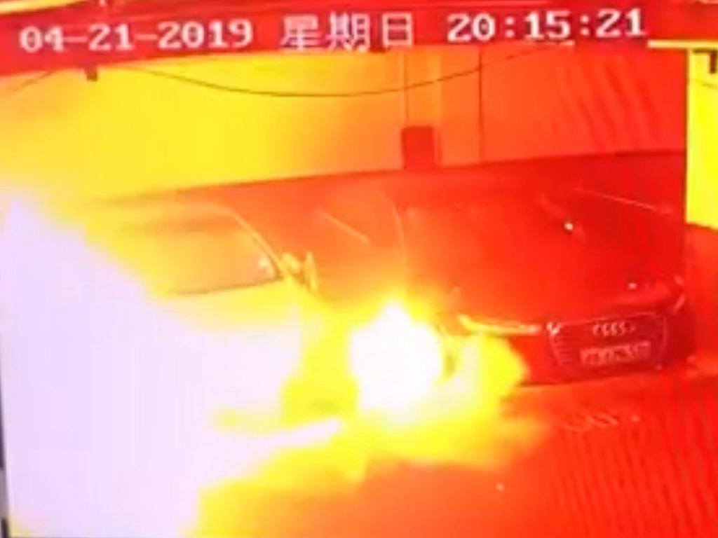Tesla Model S 上海自燃爆炸  火焰瞬間吞噬全車