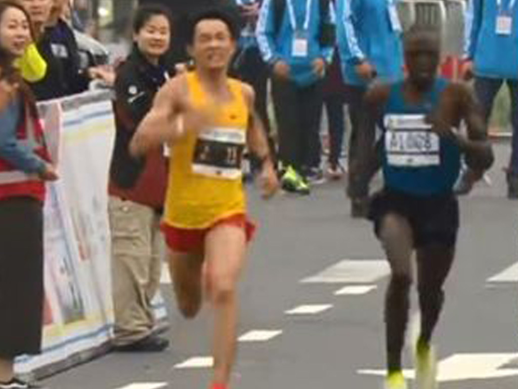 【慎入】屎在滾！中國男征馬拉松突肚痛 邊跑邊痾竟奪冠