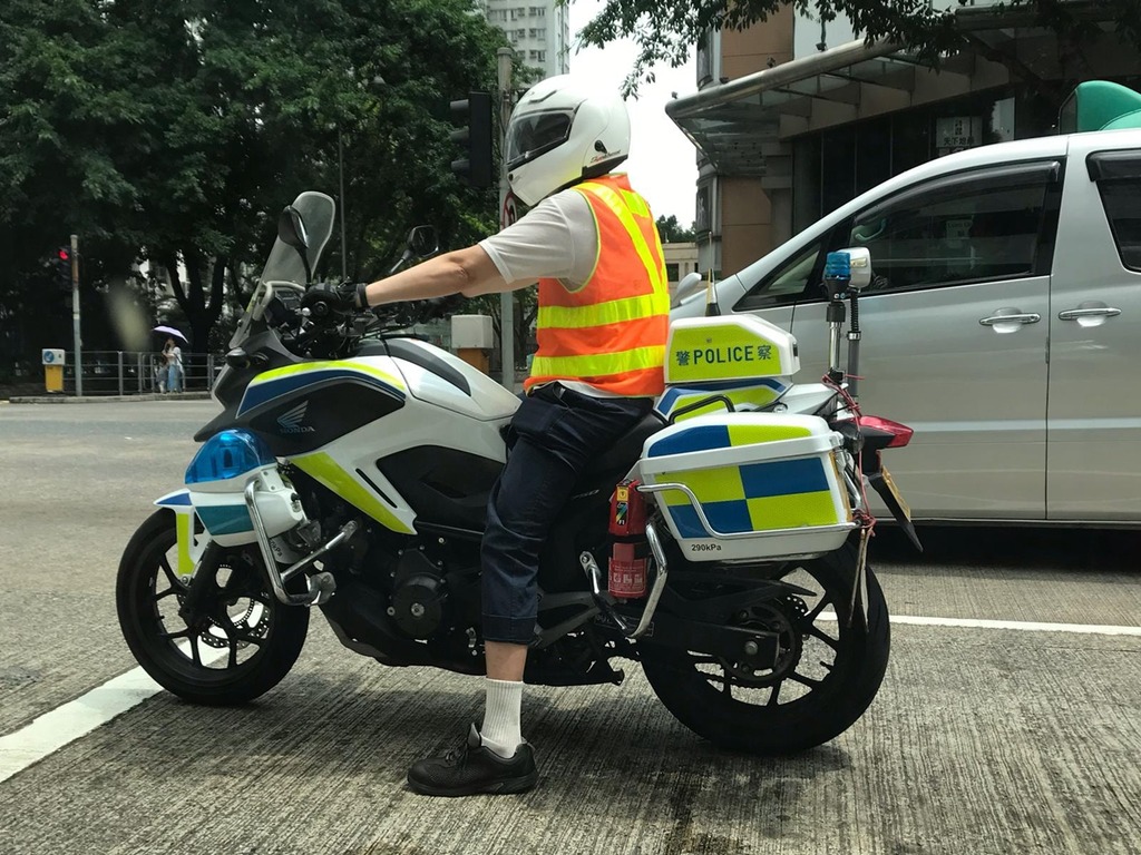 疑似機電工程署試警察鐵馬  網民笑問：逃學威龍周星星？