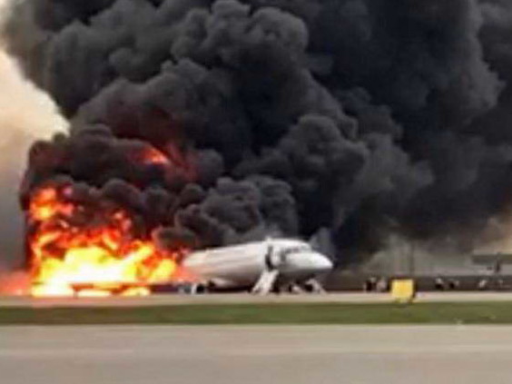 俄羅斯航空客機降落起火事後憶述！空姐救多人原來靠腳踢？