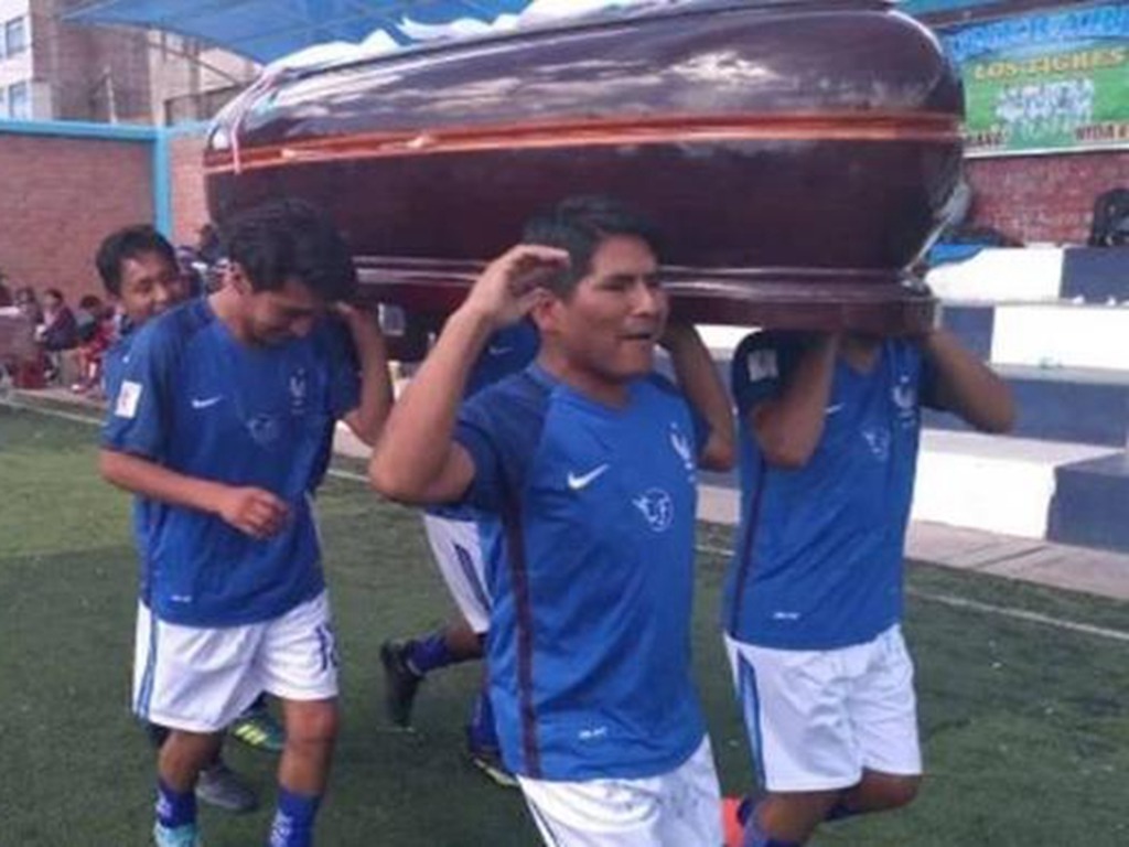 秘魯殯儀業辦足球賽  冠軍球隊可贏名貴棺材？