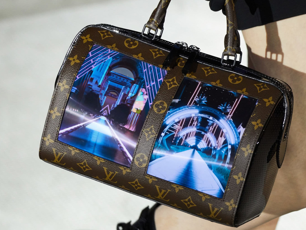 Louis Vuitton 美國紐約時裝騷展示 AMOLED 曲屏手袋