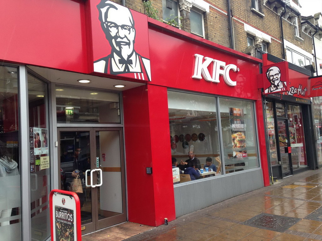大學生扮 KFC 總公司稽查員  食足 1 年炸雞霸王餐？