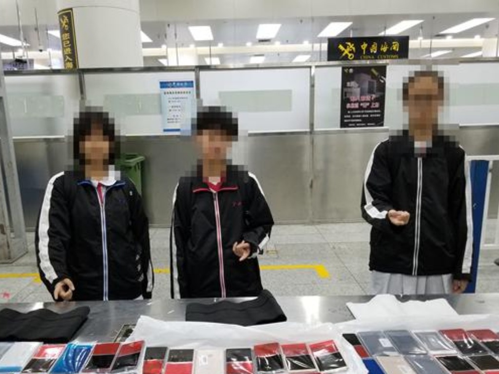 3 名女學生走私 39 部 iPhone 於深圳被捕！成年女子聘用犯案