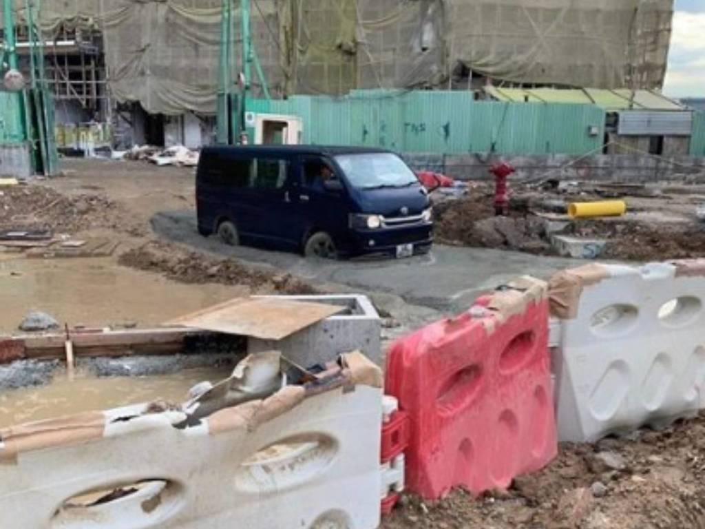 貨 Van 誤入未乾水泥地唔上唔落！網民笑：等佢硬做地標