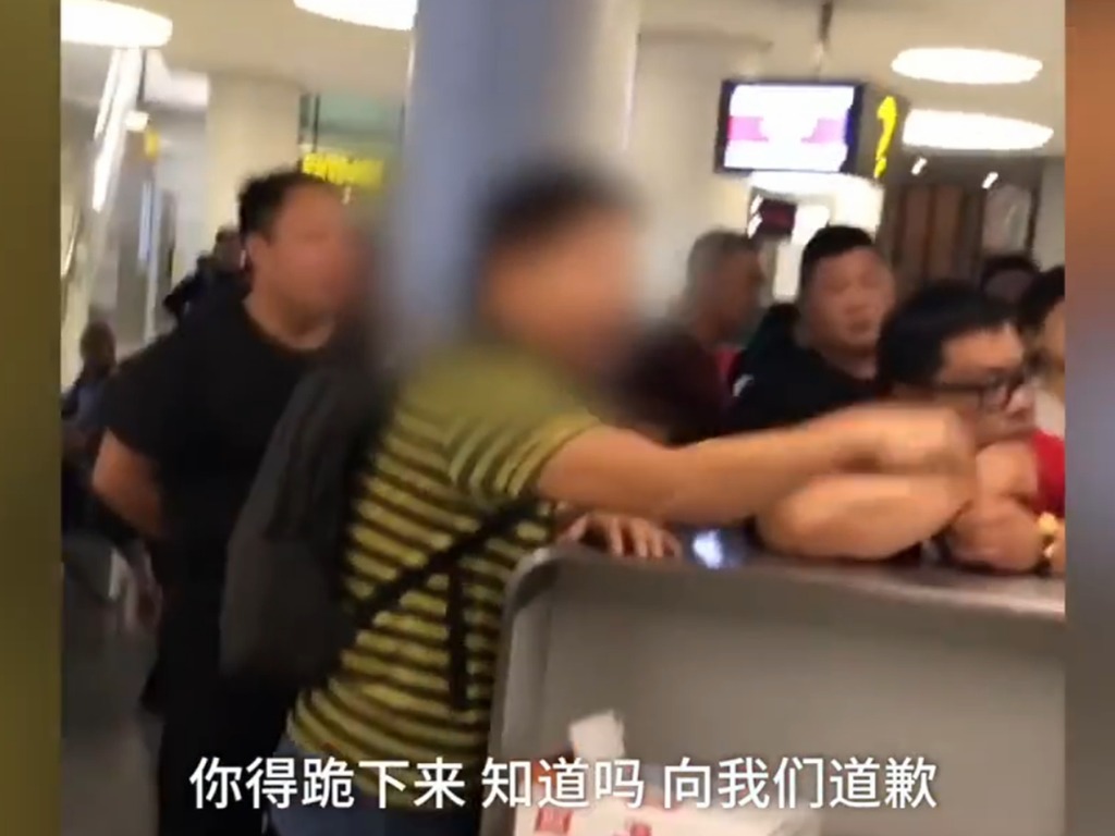 航班延誤要求職員跪地道歉？地勤一句 KO 惡客