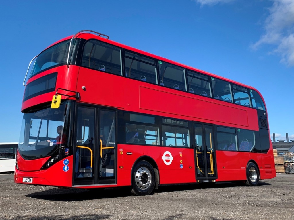 比亞迪雙層電動巴士正式量產！巨型電池組裝車尾行走倫敦街頭
