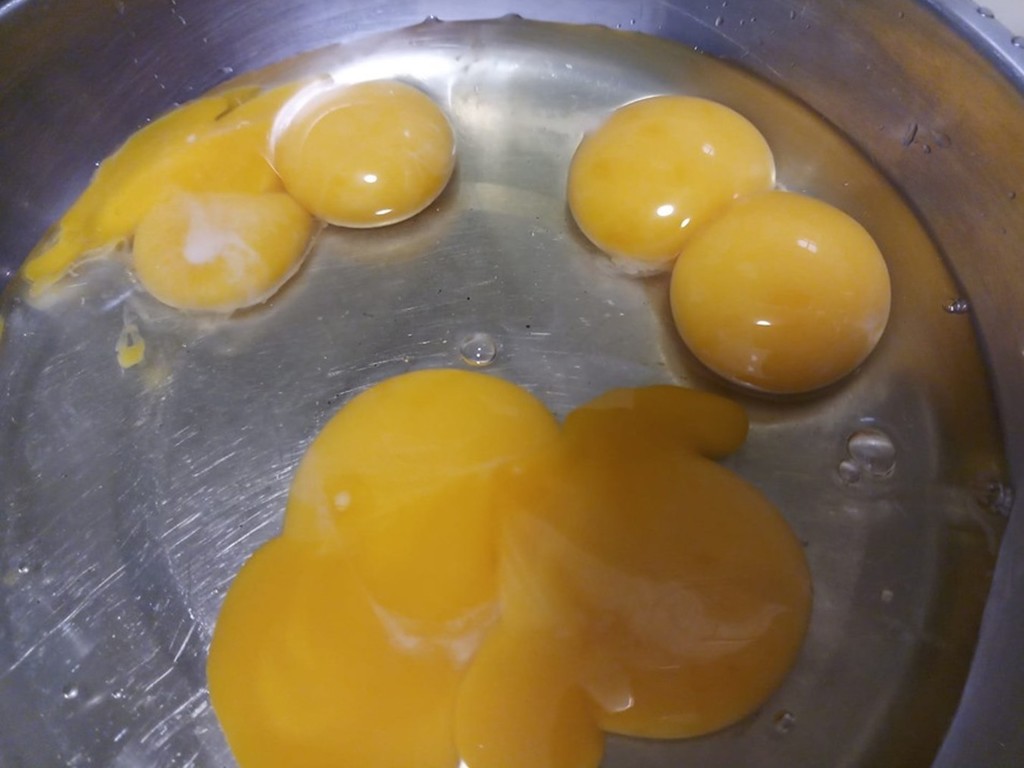 買 4 隻蛋 4 隻都係雙黃蛋？網民憂食激素蛋
