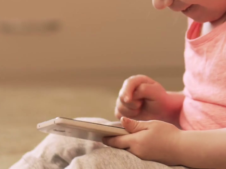 兩歲半女童長用手機致 900 度近視！ 世衛建議小童勿用電子屏幕超過 1 小時