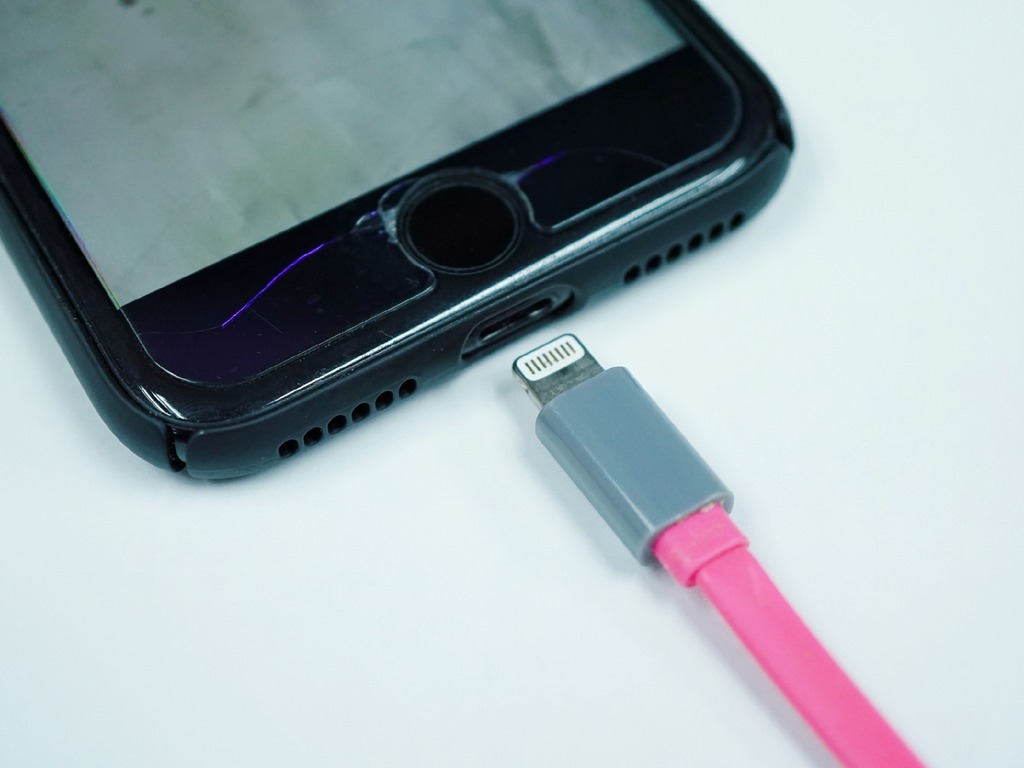 網民嚴選「無咁易壞」Lightning 線！ 巴打霸氣：仲用緊 iPhone 5 原裝線