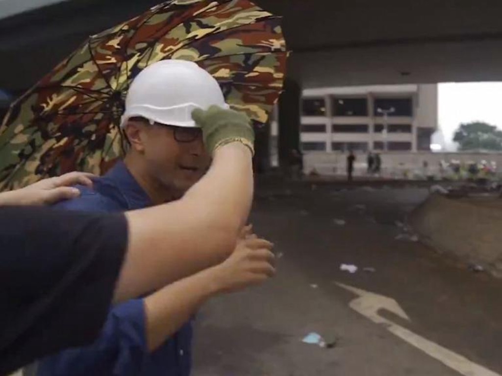 【逃犯條例】美國 CBS 記者獲贈頭盔雨傘  讚揚示威者友善 